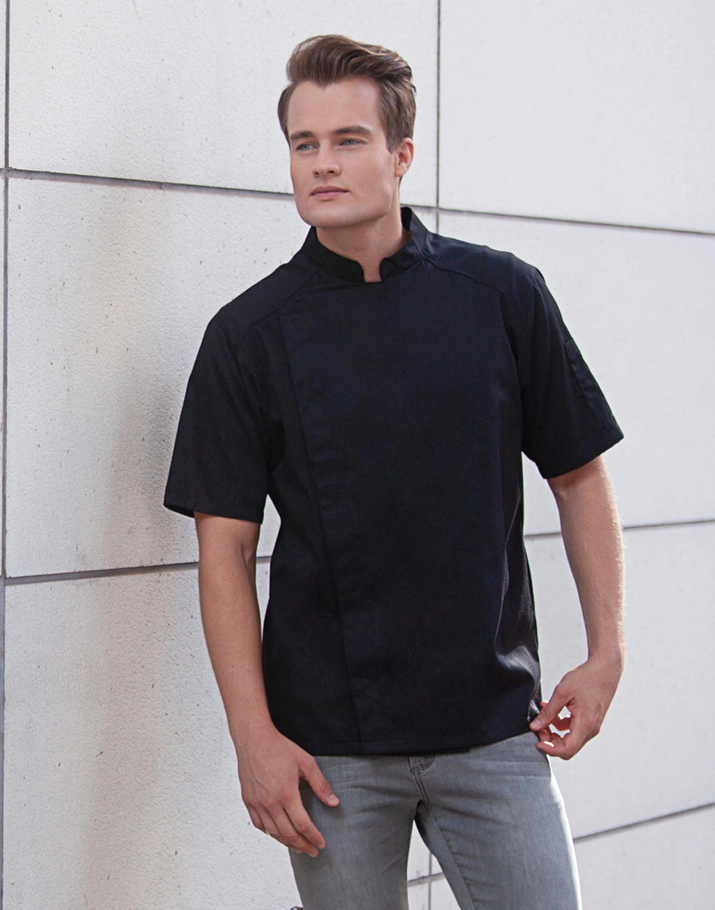 Short-Sleeve Chef Jacket Modern-Look zum Besticken und Bedrucken mit Ihren Logo, Schriftzug oder Motiv.
