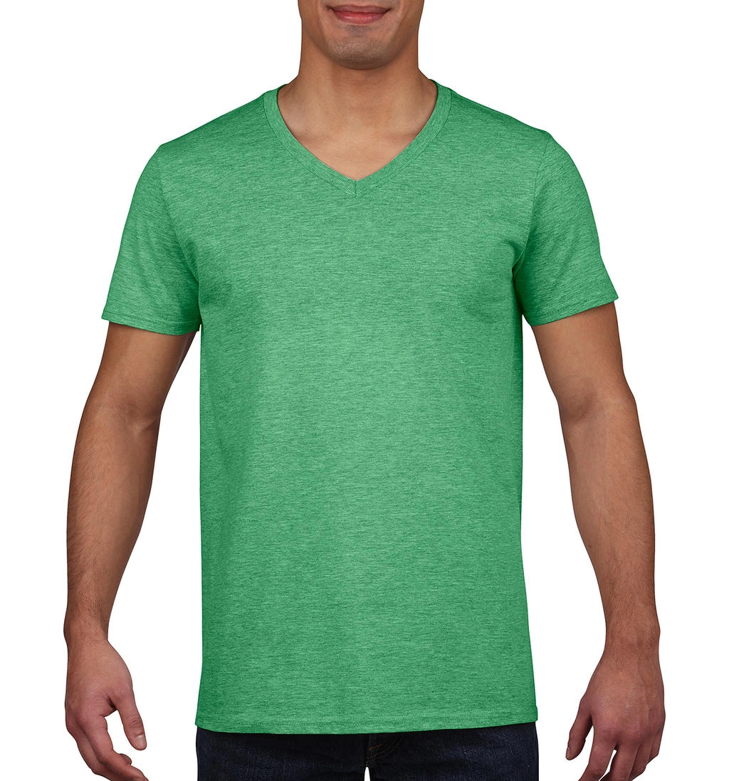 Gildan Mens Softstyle® V-Neck T-Shirt zum Besticken und Bedrucken in der Farbe Heather Irish Green mit Ihren Logo, Schriftzug oder Motiv.