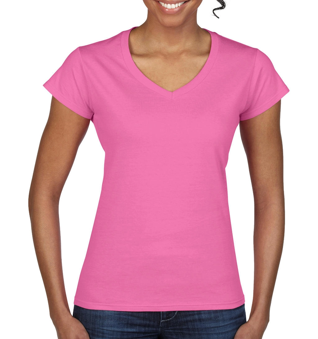 Ladies` Softstyle® V-Neck T-Shirt zum Besticken und Bedrucken in der Farbe Azalea mit Ihren Logo, Schriftzug oder Motiv.