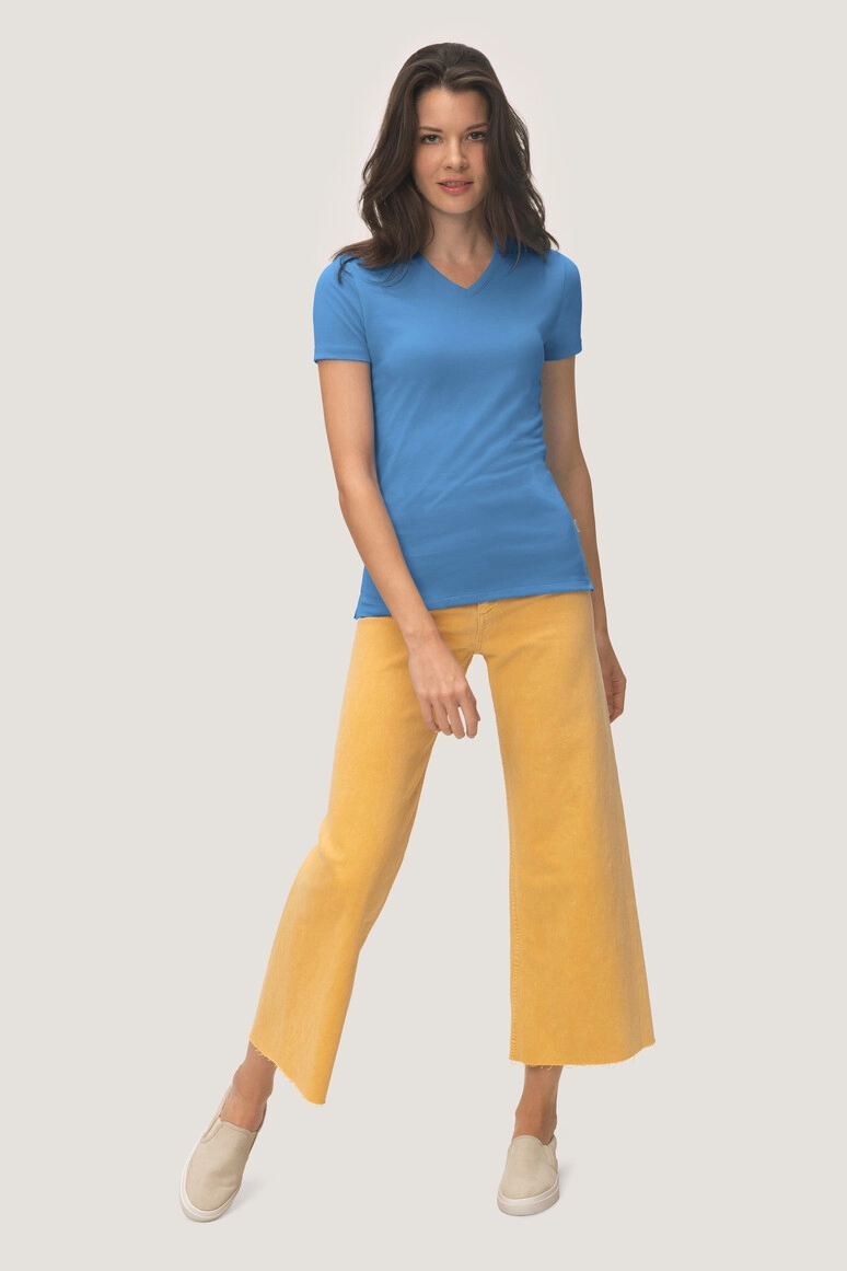 HAKRO Cotton Tec® Damen V-Shirt zum Besticken und Bedrucken in der Farbe Malibublau mit Ihren Logo, Schriftzug oder Motiv.