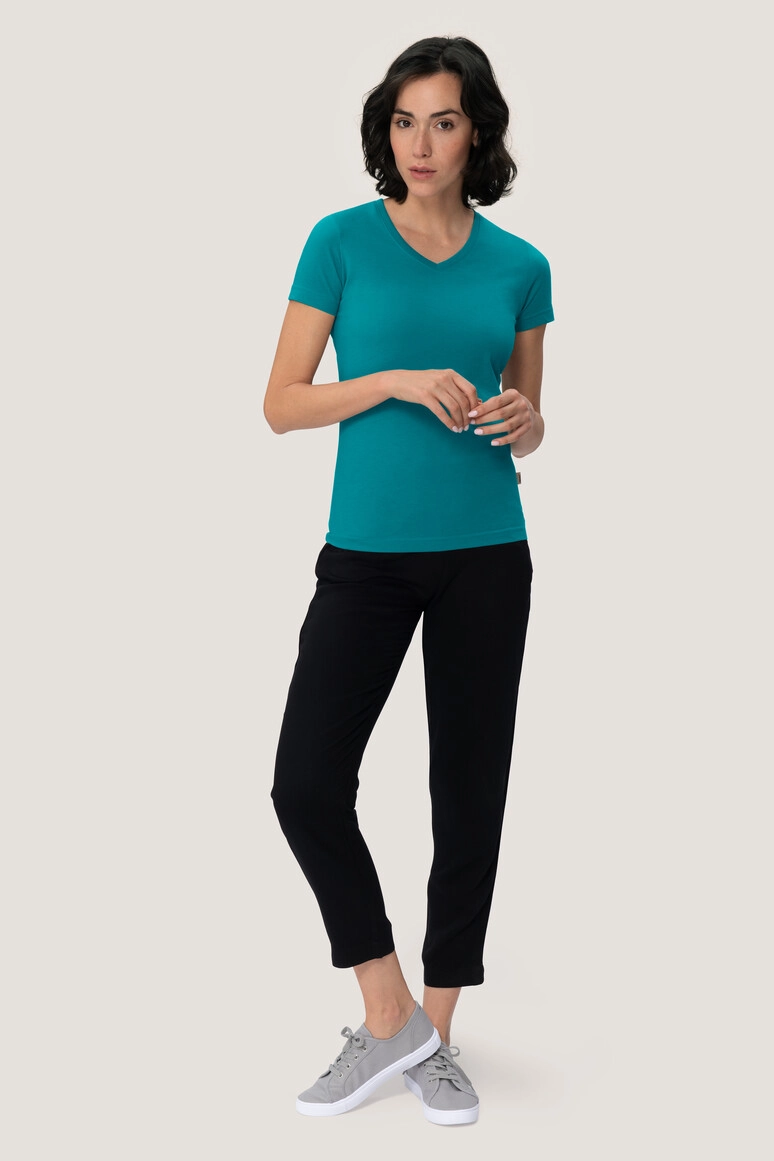 HAKRO Damen V-Shirt Mikralinar® zum Besticken und Bedrucken in der Farbe Smaragd mit Ihren Logo, Schriftzug oder Motiv.