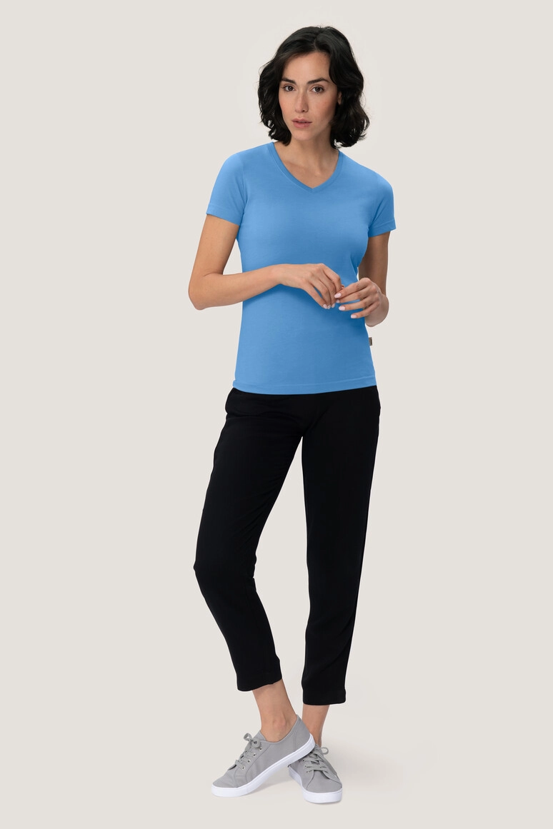 HAKRO Damen V-Shirt Mikralinar® zum Besticken und Bedrucken in der Farbe Malibublau mit Ihren Logo, Schriftzug oder Motiv.