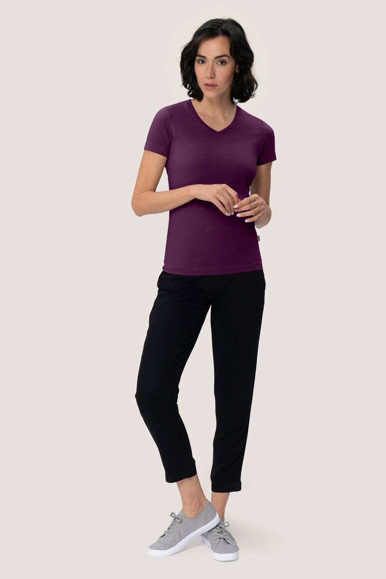 HAKRO Damen V-Shirt Mikralinar® zum Besticken und Bedrucken in der Farbe Aubergine mit Ihren Logo, Schriftzug oder Motiv.