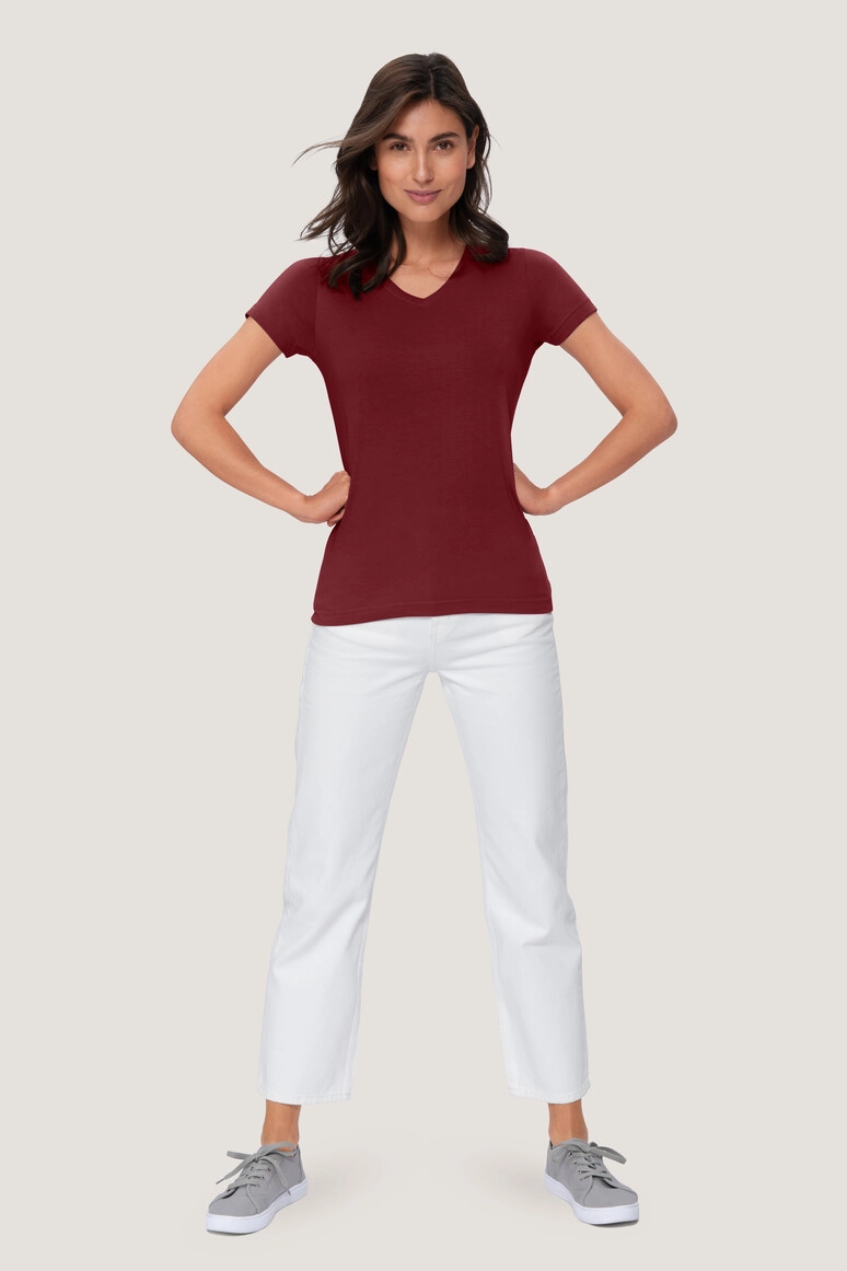 HAKRO Damen V-Shirt Mikralinar® PRO zum Besticken und Bedrucken in der Farbe Hp weinrot mit Ihren Logo, Schriftzug oder Motiv.