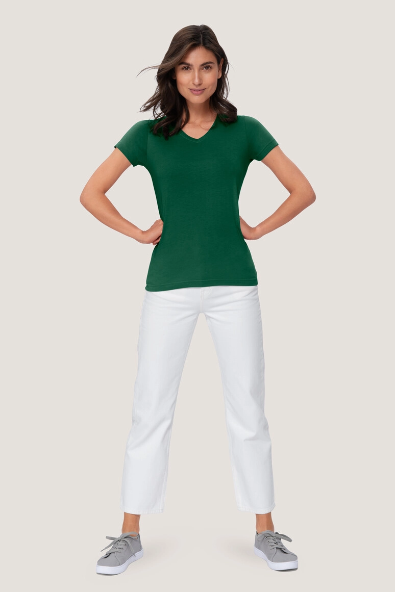 HAKRO Damen V-Shirt Mikralinar® PRO zum Besticken und Bedrucken in der Farbe Hp tanne mit Ihren Logo, Schriftzug oder Motiv.
