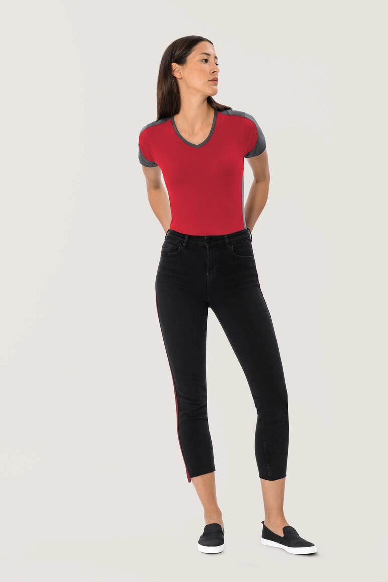 HAKRO Damen V-Shirt Contrast Mikralinar® zum Besticken und Bedrucken in der Farbe Rot/anthrazit mit Ihren Logo, Schriftzug oder Motiv.