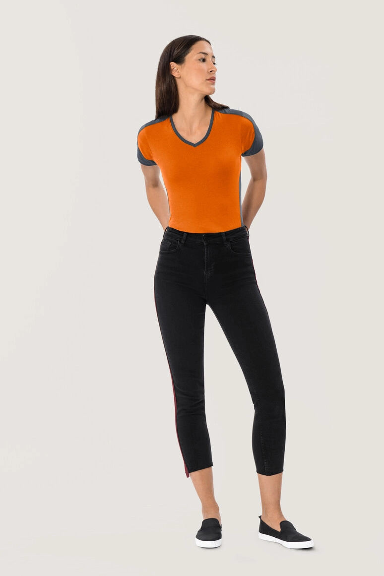 HAKRO Damen V-Shirt Contrast Mikralinar® zum Besticken und Bedrucken in der Farbe Orange/anthrazit mit Ihren Logo, Schriftzug oder Motiv.
