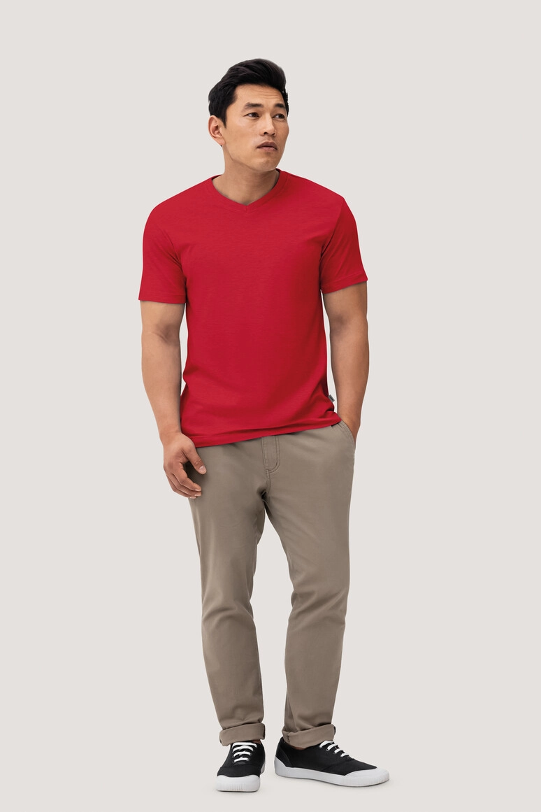 HAKRO V-Shirt Classic zum Besticken und Bedrucken in der Farbe Rot mit Ihren Logo, Schriftzug oder Motiv.