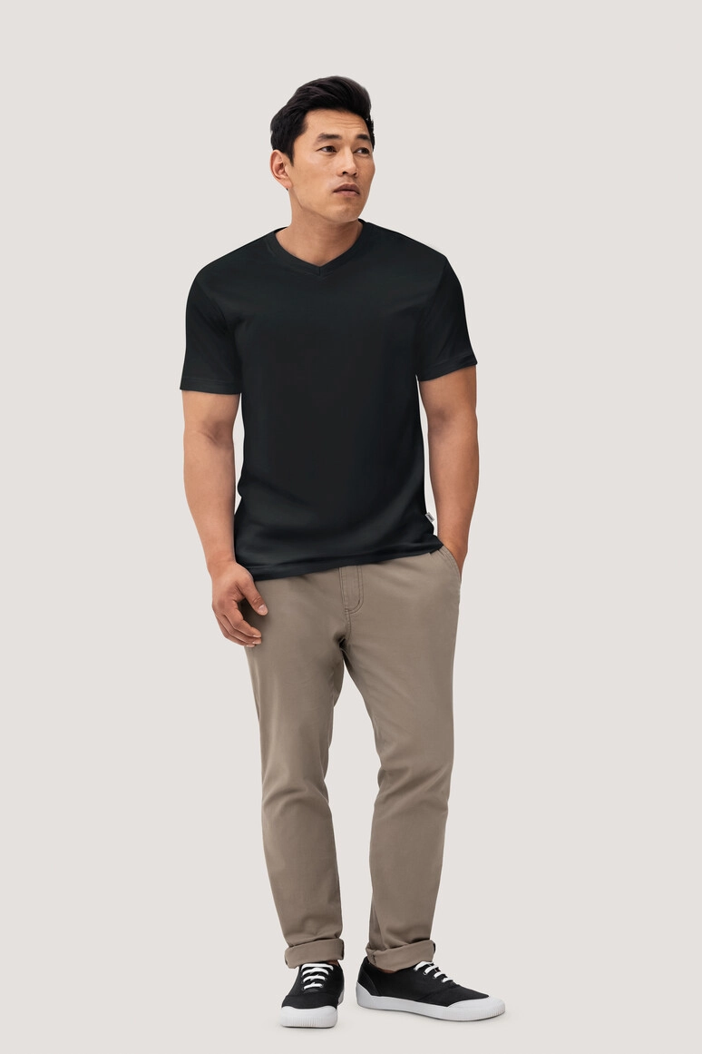 HAKRO V-Shirt Classic zum Besticken und Bedrucken in der Farbe Schwarz mit Ihren Logo, Schriftzug oder Motiv.