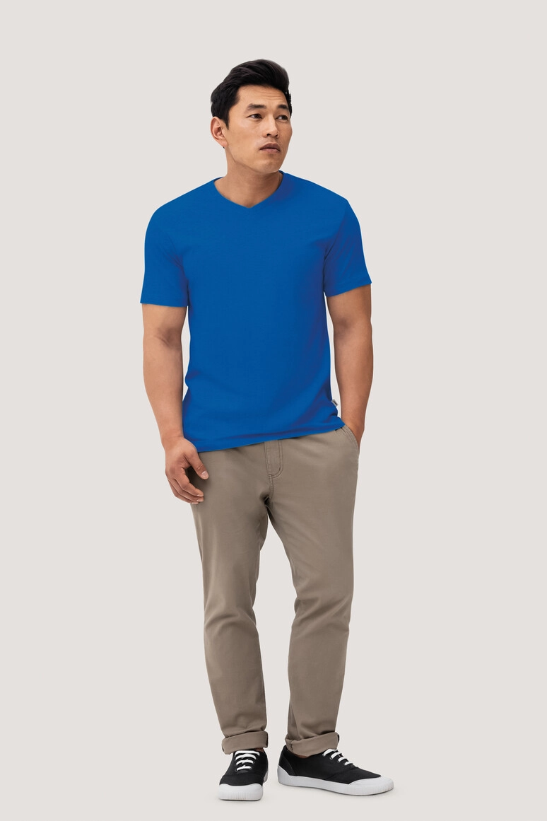 HAKRO V-Shirt Classic zum Besticken und Bedrucken in der Farbe Royalblau mit Ihren Logo, Schriftzug oder Motiv.