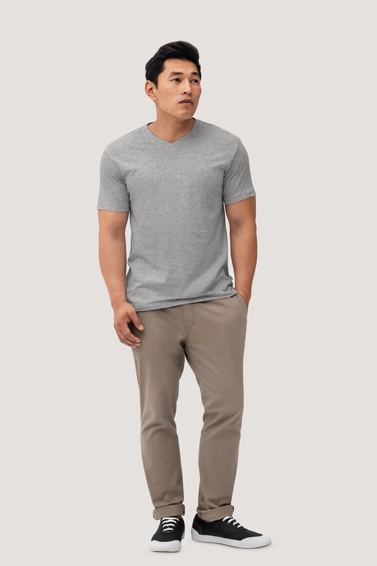 HAKRO V-Shirt Classic zum Besticken und Bedrucken in der Farbe Grau meliert mit Ihren Logo, Schriftzug oder Motiv.