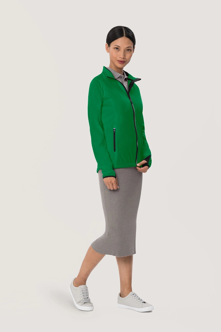 HAKRO Damen Light-Softshelljacke Sidney zum Besticken und Bedrucken in der Farbe Kellygrün mit Ihren Logo, Schriftzug oder Motiv.