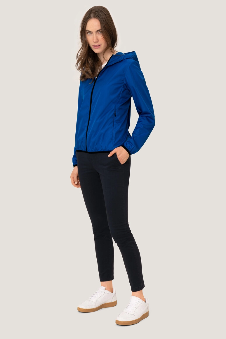 HAKRO Damen Ultralight-Jacke Eco zum Besticken und Bedrucken in der Farbe Royalblau mit Ihren Logo, Schriftzug oder Motiv.