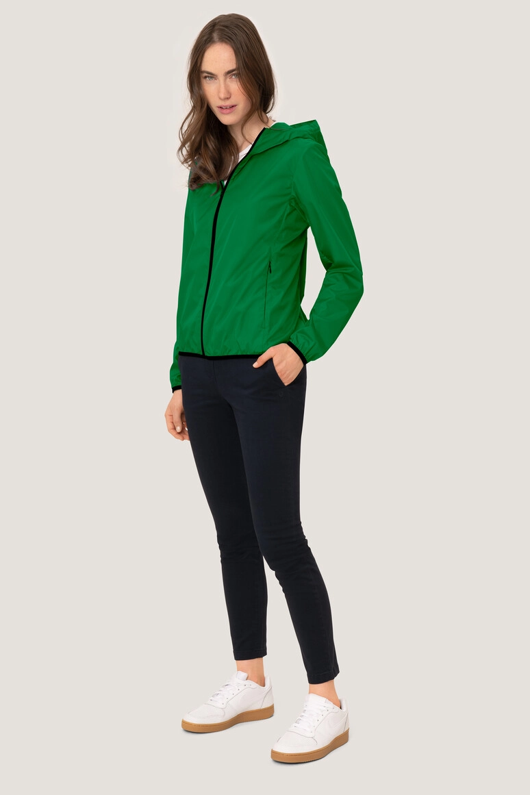 HAKRO Damen Ultralight-Jacke Eco zum Besticken und Bedrucken in der Farbe Kellygrün mit Ihren Logo, Schriftzug oder Motiv.