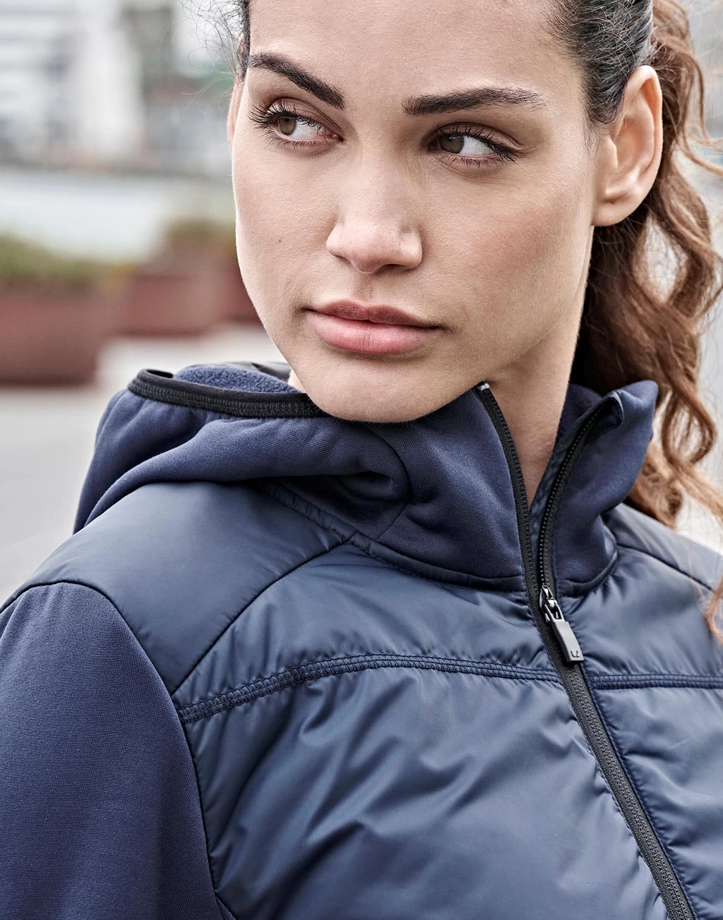 Womens Hybrid-Stretch Hooded Jacket zum Besticken und Bedrucken mit Ihren Logo, Schriftzug oder Motiv.