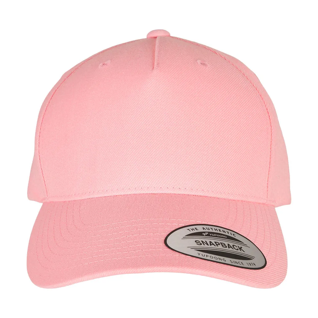 5-Panel Premium Curved Visor Snapback Cap zum Besticken und Bedrucken in der Farbe Prism Pink mit Ihren Logo, Schriftzug oder Motiv.