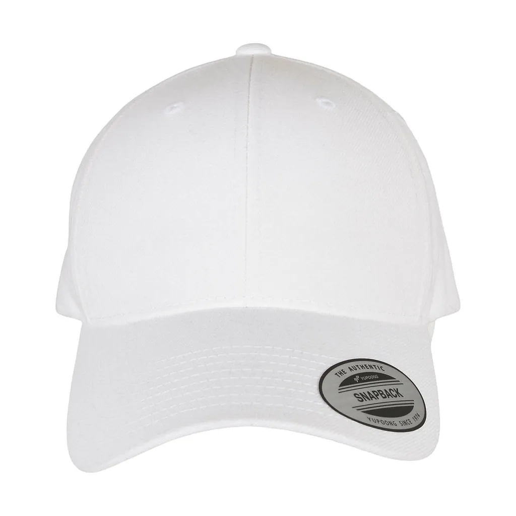 Premium Curved Visor Snapback Cap zum Besticken und Bedrucken in der Farbe White mit Ihren Logo, Schriftzug oder Motiv.