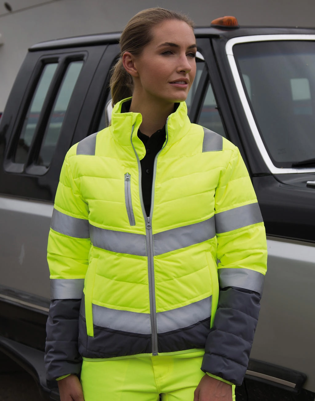 Women`s Soft Padded Safety Jacket zum Besticken und Bedrucken mit Ihren Logo, Schriftzug oder Motiv.