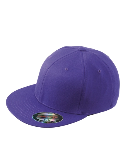 6 Panel Flexfit® Flat Peak Cap zum Besticken und Bedrucken in der Farbe Purple mit Ihren Logo, Schriftzug oder Motiv.